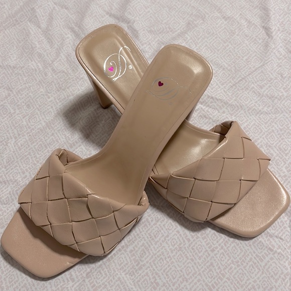 Nude Heels - Picture 3 of 3